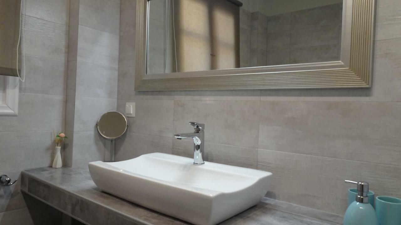Elegant And Comfortable Apartment In The City Center Ermoupoli Exterior foto